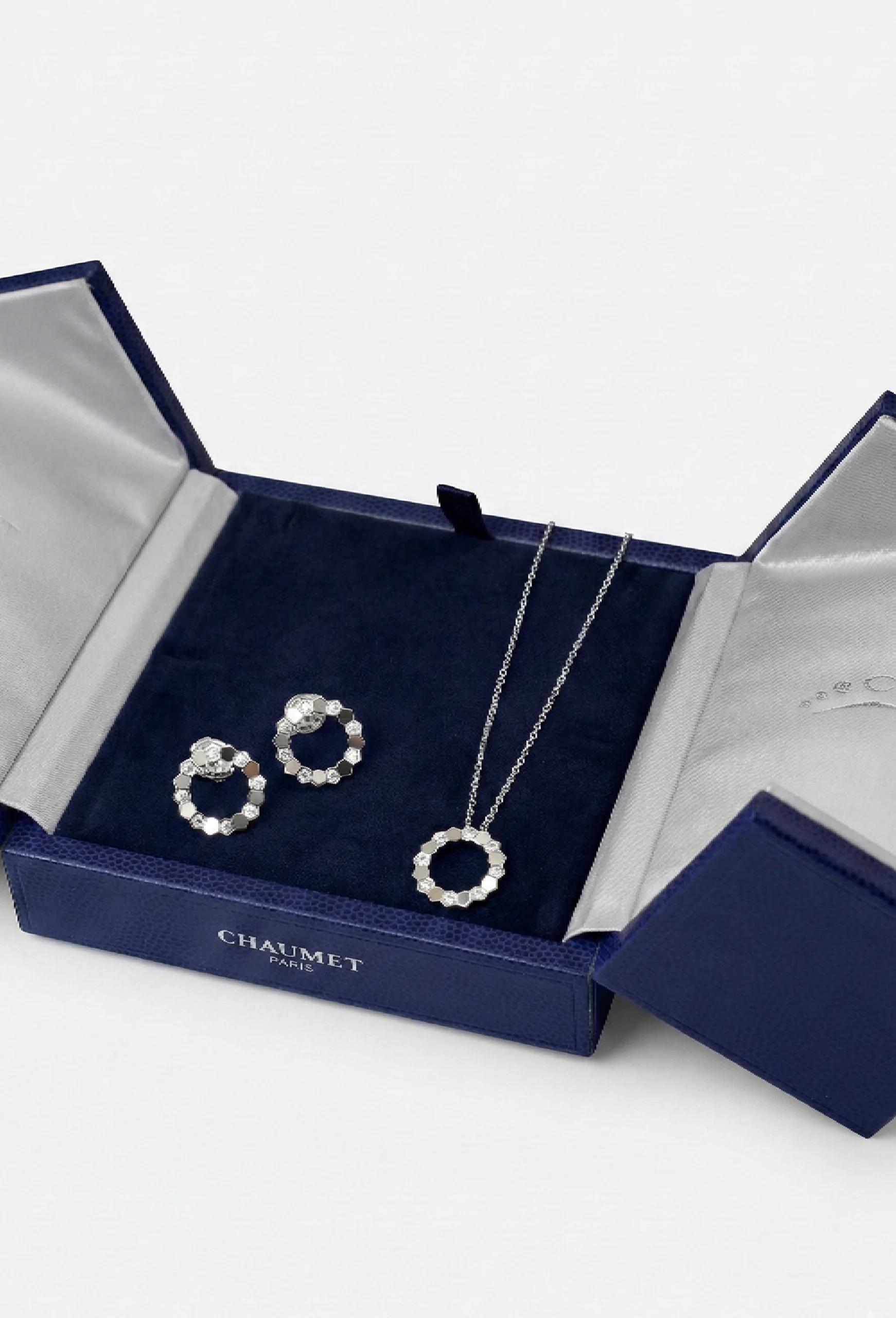 Chaumet Bee My Love 18K White Gold Diamond Pendant and Stud Earrings Chaumet premium 1:1 craftmanship super master edition Chaumet Bee My Love 18K White Gold Diamond Pendant and Stud Earrings